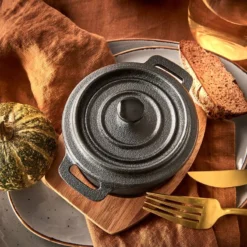 Mini Cocotte De Service HOT IRON 10 Mini Cocotte De Service HOT IRON -Le Coin Cuisine 1000364152 220719 021 MOOD DETAILS P000000001000364152 mood