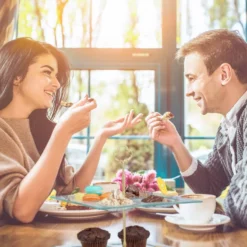 Serviteur Gâteau Carré En Verre -Le Coin Cuisine 93711cb42220415ca24d504bd5d2a62f